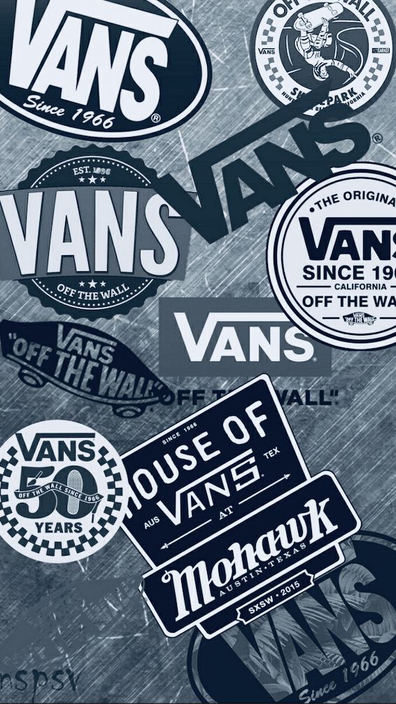 Póster donde se muestra a Paul Van Doren, fundador de la marca Vans, sobre su cabeza un tenis modelo slip on con un estampado de cuadros, además el logo de la marca vans